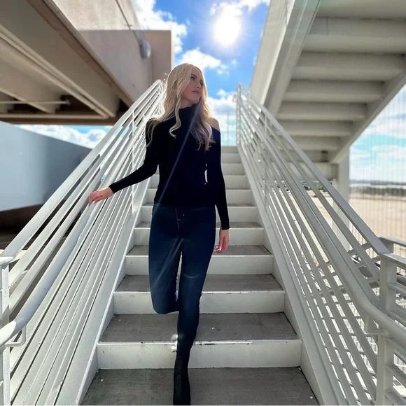 Rae - Picture 3 of 8